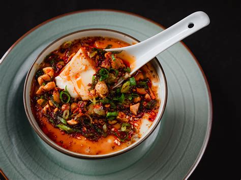  Bozhouer Tofu-Pudding: Ein cremiger Traum mit pikanten Akzenten und knusprigen Texturen?