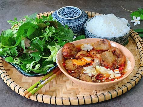  Bún Chả - Ein schlichtes Gericht voller Aromen und Texturen, das dich auf eine kulinarische Reise durch die Gassen von Hanoi entführt