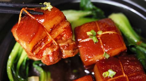  Huzhou Dongpo Rou: Ein Fest für die Sinne - Schmackhaft geschmorte Schweinebauchscheiben treffen auf eine süße und scharfe Soße!