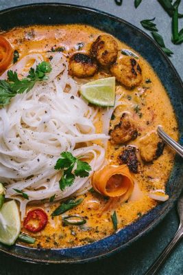  Khao Soi: Eine cremige Kokosnuss-Curry-Suppe mit knusprigen Nudeln!