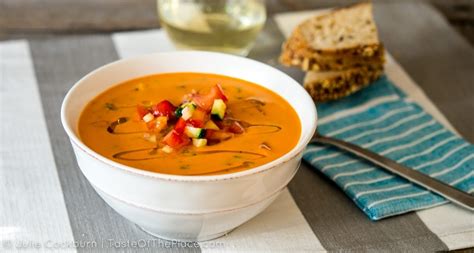  Gazpacho Andaluz: Ein erfrischender Sommersalat mit pikanten Aromen und einer cremigen Textur!