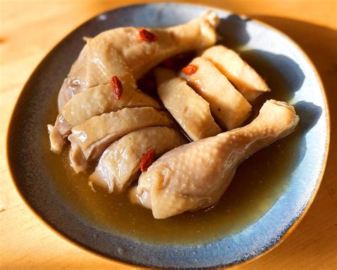   Shaoxing Drunken Chicken: Ist dies das zarteste Hähnchen der Welt, mariniert in einem köstlichen Reisweinbad?